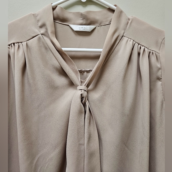 Elegant Cream Blouse with Tie Neck One Size - Picture 3 of 9